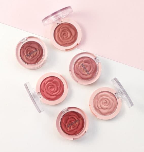 Mamonde פרח פופ Blusher הוא בצבעי ורדים בהירים ורעננים