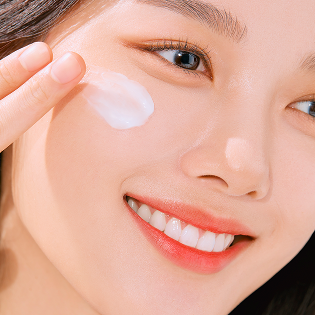 Mamonde Ceramide Intense Cream 50ml is Hibiscus moisture barrier cream that creates a strong skin barrier through impeccable adhesion and moisture.