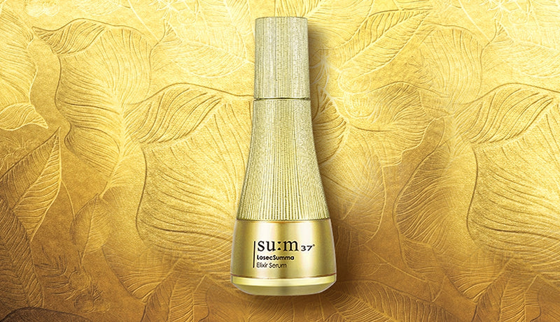 SUM37 Losec Summa Elixir Serum 50ml is a delicate texture serum with a sense of elasticity. It gently wraps around the skin and tightly adheres to it.