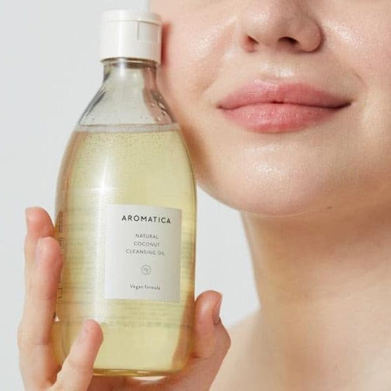 Helping to even skin tone, Maintain skin elasticity, A non-greasy oil cleanser so light, Massage over the face to gently mely away makeup, No more red skin from cleansing