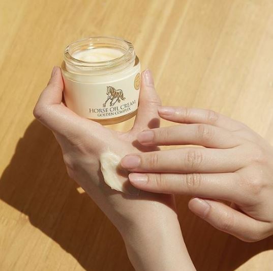 Charmzone Horse Oil Cream Golden Complex 70ml is 99.9% pure gold extract improves skin radiance to make it look soft and supple